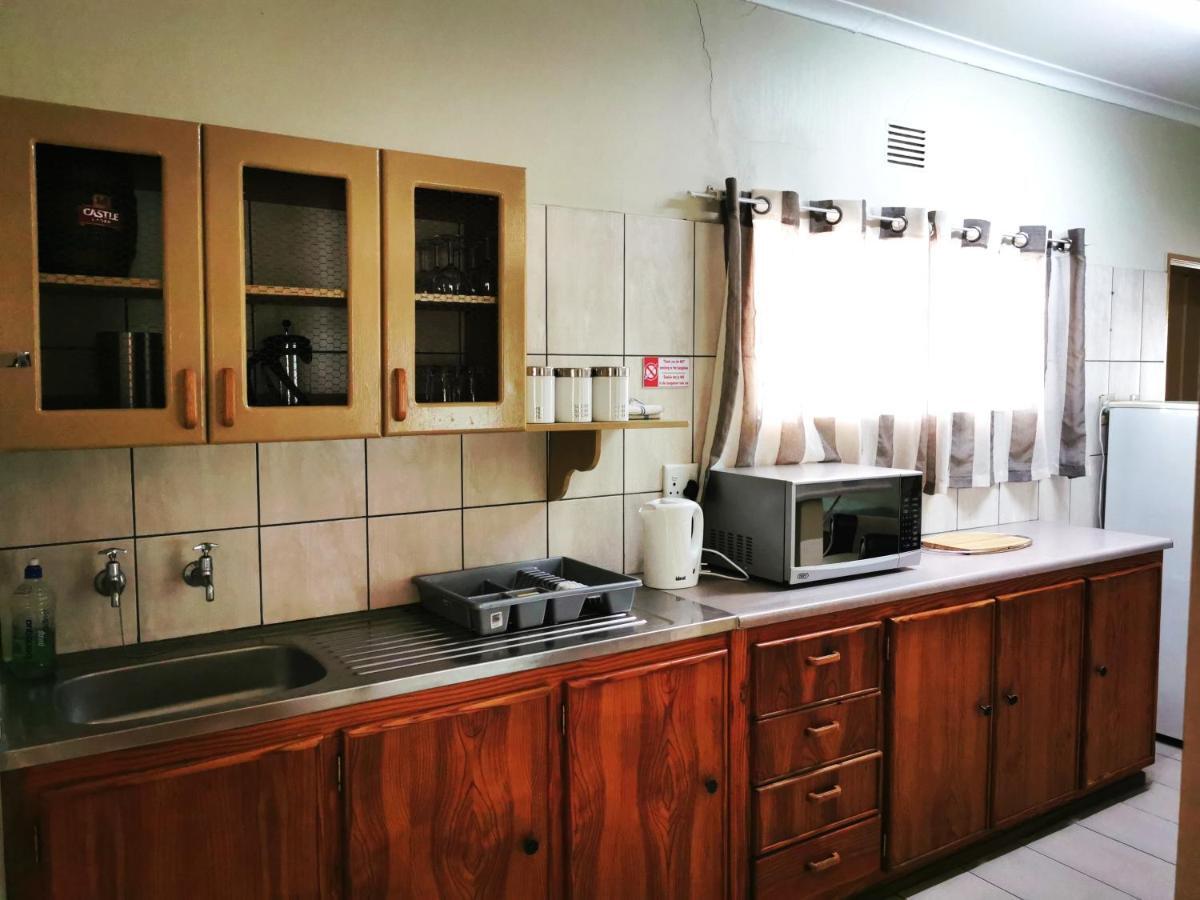 East Gate Rest Camp Apartment Buitepos Екстериор снимка
