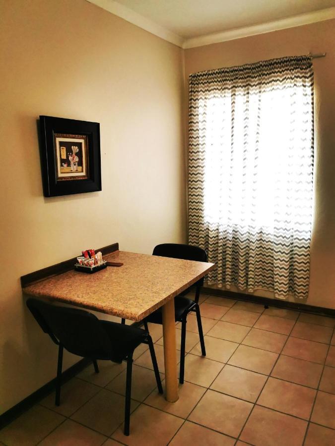 East Gate Rest Camp Apartment Buitepos Екстериор снимка