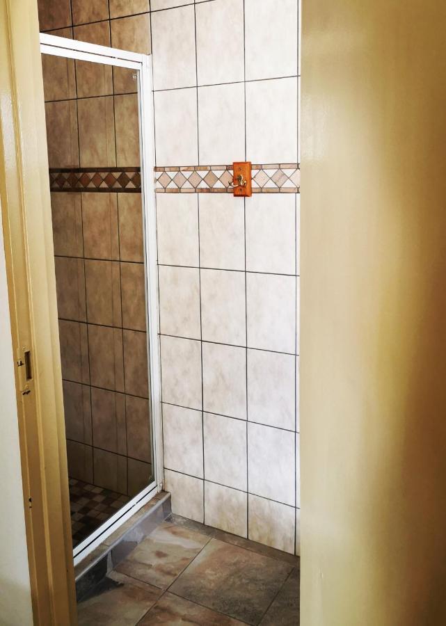 East Gate Rest Camp Apartment Buitepos Екстериор снимка