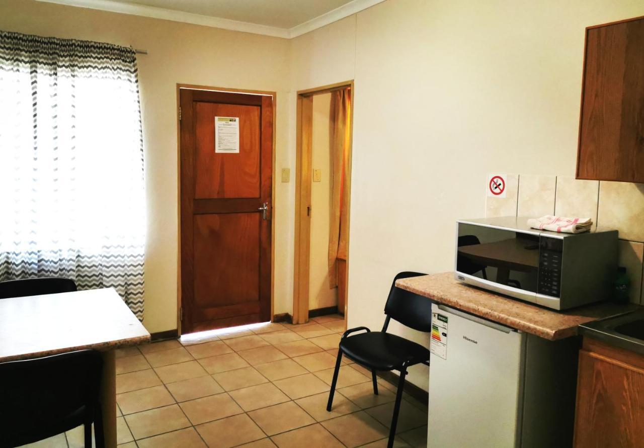East Gate Rest Camp Apartment Buitepos Екстериор снимка